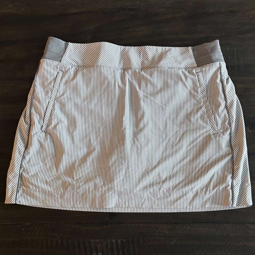 Athleta Gray and Cream Skirt (bin11)